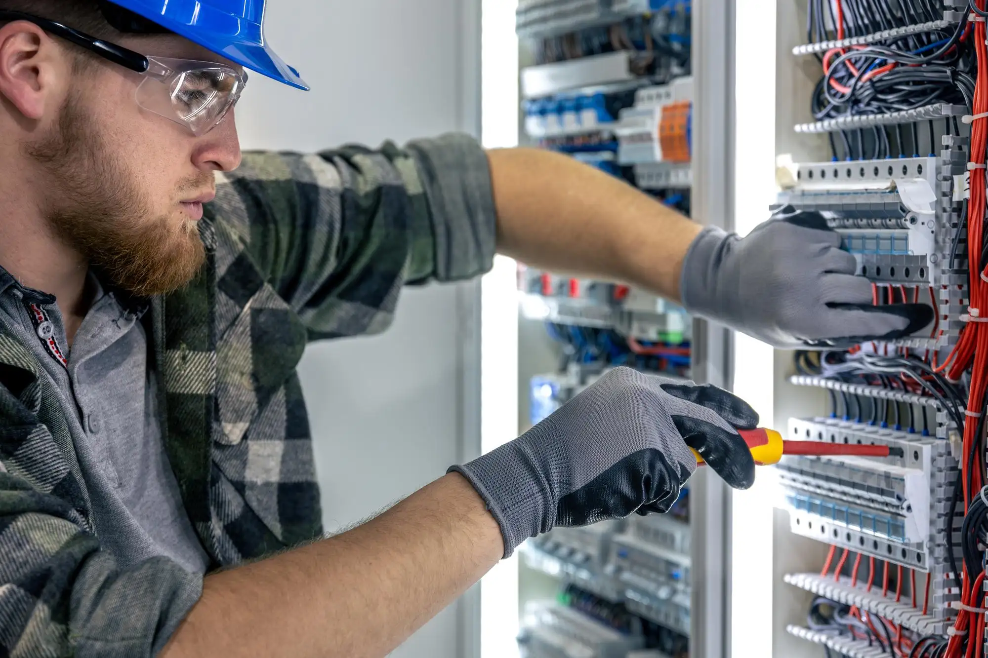 Elektryk wykonujący instalację we Wrześni